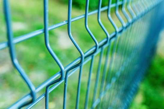 Clôture grillagée métallique en extérieur avec panneaux rigides galvanisés à plis triangulaires