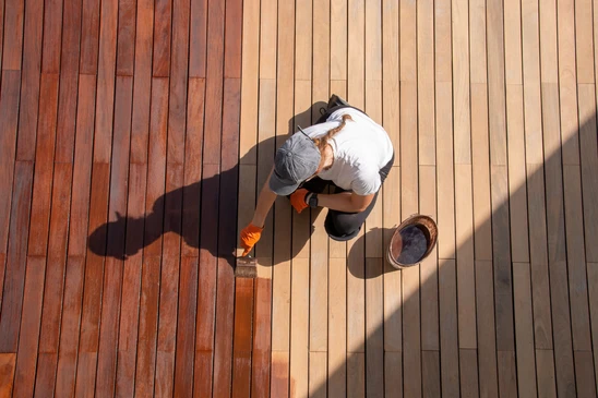 Chantier de construction d'une terrasse extérieure en cours
